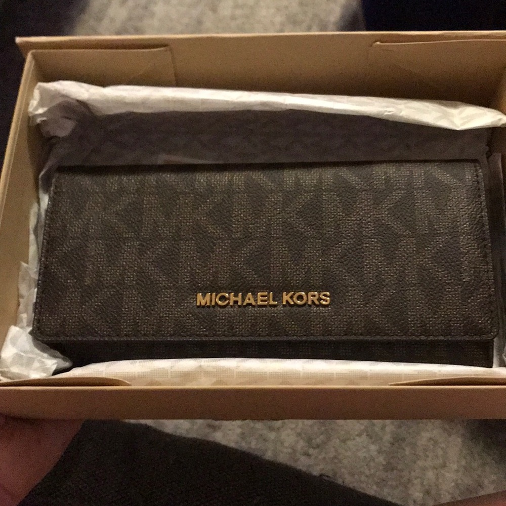 NIB Jet Set Michael Kors Wallet
